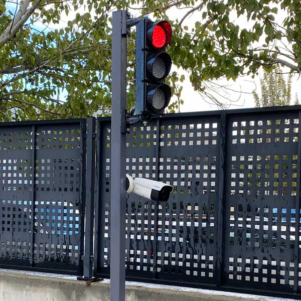 Semáforo y cámara de control de acceso